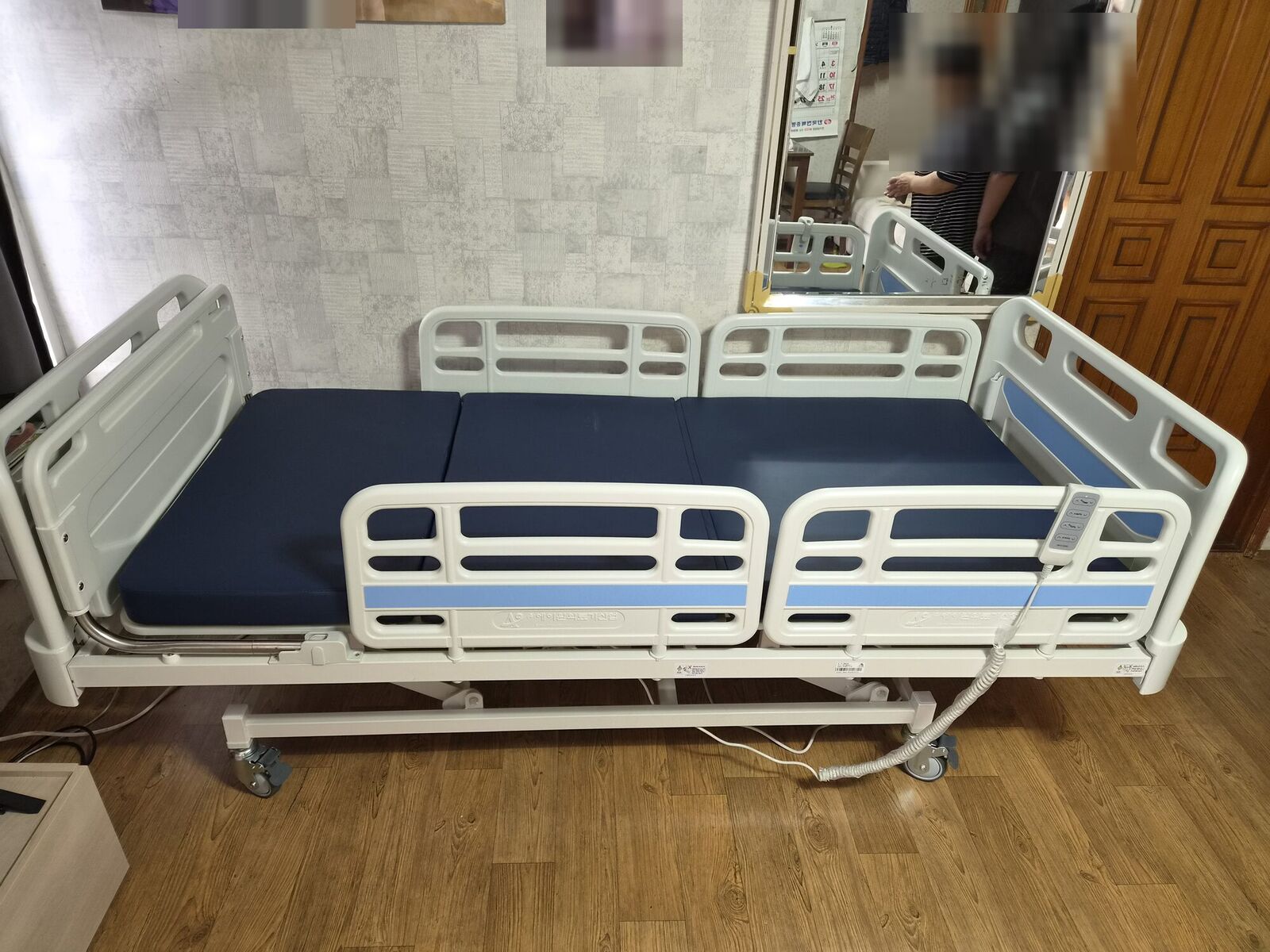 대전 전동침대대여 안내용 참고사진 - 거실 벽면에 설치된 3분할 매트리스 전동침대