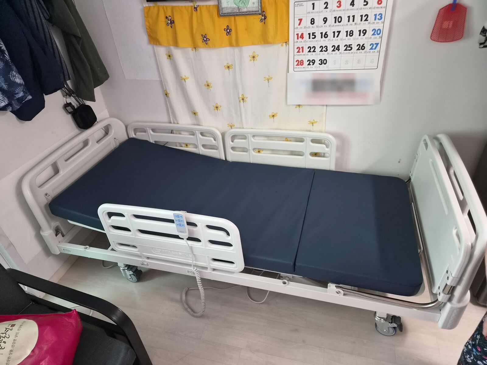 대전 전동침대대여 안내용 참고사진 - 방 한쪽에 설치된 전동침대와 유선 리모컨