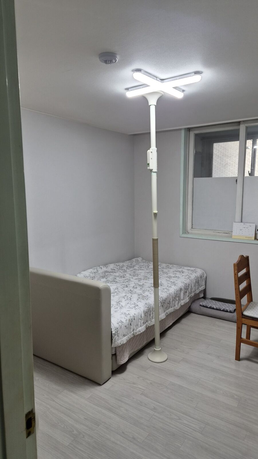 대전 안전손잡이 구입 안내용 참고사진 - 침대 옆 바닥과 천장 사이에 고정한 기둥형 안전손잡이